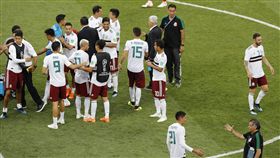 墨西哥球員擊敗南韓後相互道喜。（圖／美聯社／達志影像）