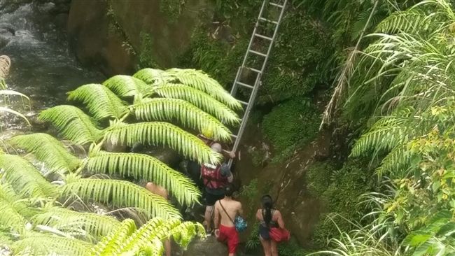 男女戲水受困蚯蚓坑　消防架梯救援
