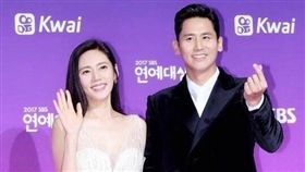 南韓女星秋瓷炫跟演員老公于曉光。（翻攝微博）