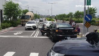 3台同廠同款車相撞！網笑：另類車聚