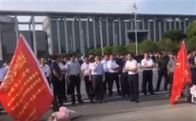 江蘇老兵集結示威　特警出動仍不奏效
（圖／翻攝自YouTube）