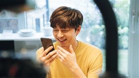 孔劉去年戲稱自己是「自拍苦手」，今年自豪拍照技術有進步。（圖／華碩提供）