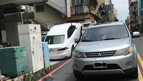 LEXUS轎車被拖吊，45度角翹孤輪車尾直接碰地，網驚呆。（圖／翻攝爆廢公社）