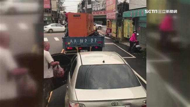 大馬路遇紅燈　阿伯竟下車「買荔枝」