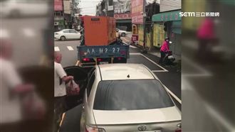 大馬路遇紅燈　阿伯竟下車「買荔枝」