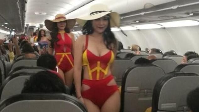 泳裝模特兒端飲品　越捷航空乘客樂歪