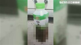 高雄一名老翁不滿被開單，持糞水寶特瓶到交通局局長辦公室潑灑。