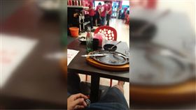 邊緣人,牛排店,誤會,眼淚,收桌,Dcard　圖／翻攝自Dcard