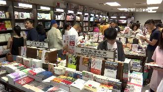 金石堂城中店熄燈　民眾淚別回憶