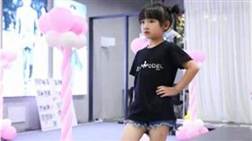 5歲「銷售女王」一天工作7小時　網：犧牲童年　圖／翻攝自小時視頻