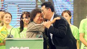 陳菊為姚文智站台（2）民進黨提名台北市長參選人姚文智（前右）23日晚間舉辦首場造勢晚會「首都大步走 國家向前行」，總統府秘書長陳菊（前左）擔綱壓軸演說嘉賓，並現場給予姚文智一個暖心擁抱，為他加油。中央社記者郭日曉攝　107年6月23日