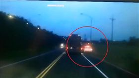 新北,鶯歌,樹林,外環道,翻車,車禍,事故,黑色豪門企業,路肩,超車（圖／翻攝黑色豪門企業）