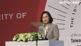 蔡英文總統出席「台灣民主基金會15周年開幕典禮」。（圖／記者盧素梅攝）