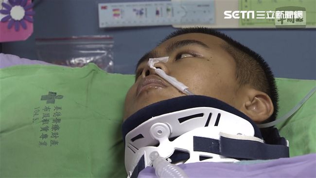 傘兵秦良丰今轉院　父親現身吐煎熬