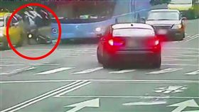 台北,松山,八德路,擦撞,逼車,擦撞,計程車,小黃,機車。翻攝畫面