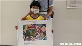 罹患血癌的弟寶參與第7屆「彩繪希望「兒童特別組，以「我與我的任意門，帶我去看吉普車」作品榮獲佳作肯定。（圖／記者楊晴雯攝）
