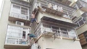 吉安網,中國大叔,女童,墜樓,卡窗台