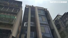 台北市北投區建民路有年輕女子獨坐6樓雨遮，男友苦勸仍執意跳下，所幸最後落在氣墊上，救護人員將她送往榮總急救（翻攝畫面）