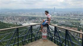 無視告示牌爬老地方觀機台護欄／臉書爆料公社