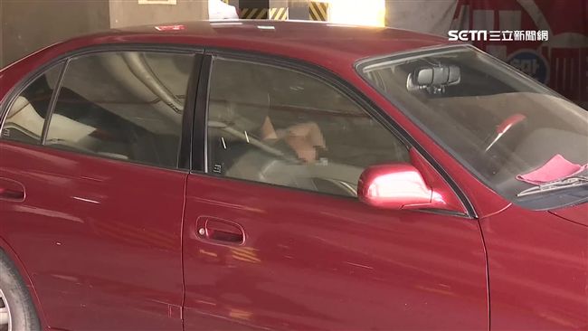 人妻偷吃教停車　網友傻眼：真心高招