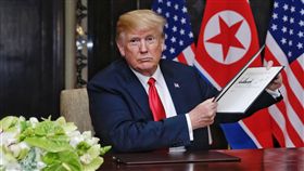 川金會　川普金正恩共同簽署文件（3）美國總統川普（圖）12日在新加坡與北韓領袖金正恩舉行歷史性峰會，兩人共同在媒體面前簽署文件後，川普秀出文件上雙方簽名。（新加坡通訊及新聞部提供）中央社記者裴禛新加坡傳真　107年6月12日
