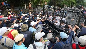 軍改案爆衝突（1）反年改團體25日下午在立法院與警察發生衝突，造成員警、記者受傷，民進黨團表示，嚴厲譴責失去理性的暴力抗爭。中央社記者張新偉攝　107年4月25日