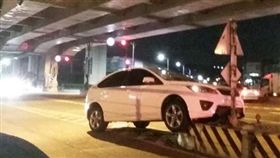 新北,新莊,新北大道,分隔島,轎車,分隔島,男騎士,馬路三寶,爆料公社,筆戰,女駕駛（圖／翻攝自爆料公社）