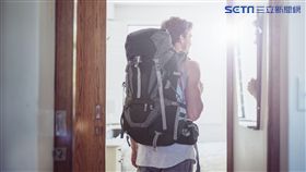 背包客,獨遊,自由行,問路, 旅人, 看地圖。（圖／booking.com提供）