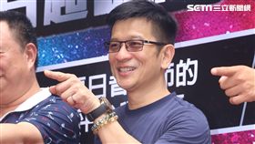 陳子鴻看好許富凱，認為台語歌王寶座早晚是他的。（記者蔡世偉攝影）
