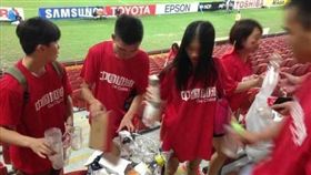 日球迷賽後撿垃圾，大陸網友抱不平：我們也會，怎麼沒人報？（圖／翻攝新浪網）