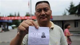 大陸四川一名51歲男子梁實，從過去到現在參加了22次高考，被網友稱為「最牛高考釘子戶」。今年成績公布，梁實拿了469分，也是他22次中最高分的一次，不過他仍不滿意，打算明年再接再厲。（圖／翻攝自微博）