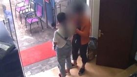 為逼老公帶小孩，她竟報警謊稱發現走失孩童。（圖／翻攝梨視頻）