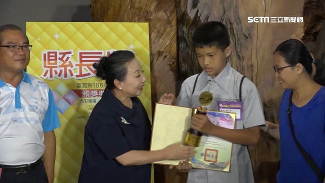 沒印學生班級姓名　嘉義縣長獎盃掉漆