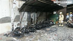 台北市西寧南路停車場遭人縱火，一共造成12輛機車被燒毀，警方循線逮獲游姓少年，他卻供稱只是為了好玩才燒車（翻攝畫面）