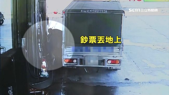 駕駛錢丟地上　就要加油站員工蹲地撿