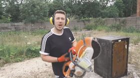 ▲史坦尼蘭德試著打開保險箱（圖／翻攝自Kill’em Youtube）