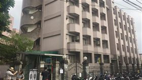 文大宿舍停車空間挪為他用　北市限期改善文化大學宿舍大群館原應作為停車場使用的地下室遭指違規使用，台北市都發局等單位25日派員會勘，確認停車場部分空間被挪為他用，已要求校方限期改善。中央社記者黃麗芸攝　107年6月25日