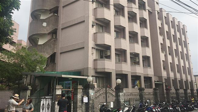 文大宿舍再爆違規　2停車位遭改用