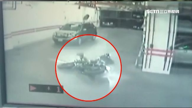 獨／轎車沒開大燈釀禍？騎士閃車慘衰