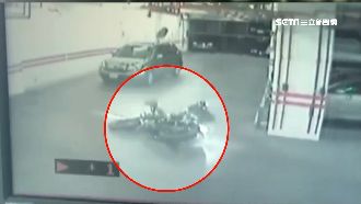 獨／轎車沒開大燈釀禍？騎士閃車慘衰