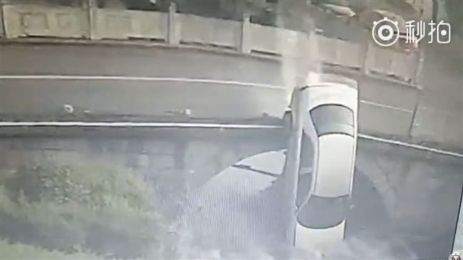 無妄之災！老婦橋下洗衣卻橫遭砸死
