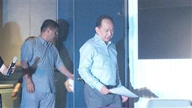 大直影城爭營權爭議美麗新娛樂董事長黃世杰（右），對於大直影城爭議案召開記者會說明。中央社記者朱則瑋攝　107年6月21日