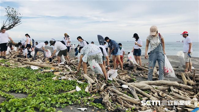 百人旗津淨灘　清出兩百公斤人為垃圾