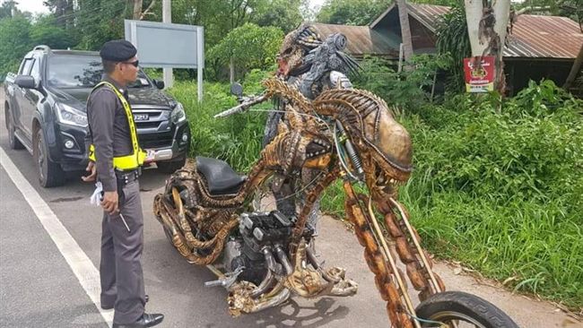 幻覺？驚見「終極戰士」在公路上奔馳
