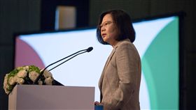 蔡英文呼籲女性擺脫自我懷疑，在反性騷擾的「#我也是」運動時代勇敢向前。（圖／翻攝蔡英文臉書）