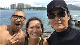 盧巧音遇周潤發秒變迷妹，不忘揪發哥自拍合照。（圖／翻攝自IG）