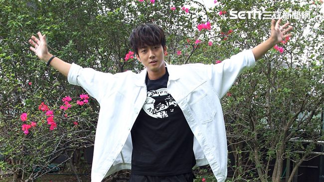 最萌身高差！金曲失利他找小隻馬呼呼