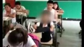 沒看過這麼嗆的小學生！上課翹起二郎腿　怒摔水瓶嗆老師（圖／翻攝自澎湃新聞微博）
中國,小學,家庭教育,翹腳,二郎腿,開除,河北,文安縣