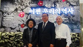 范巽綠和朱鎮五在韓國歷史博物館合影高雄市教育局局長范巽綠（左）與人權委員朱立熙（右）率領的「人權教育交流團」一行，1日下午3時參訪位在首爾光化門旁的「大韓民國歷史博物館」，與館長朱鎮五（中）合影。中央社記者姜遠珍首爾攝  107年4月1日