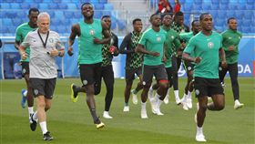 奈及利亞：大家都愛梅西，但還是要讓他打包回家。（圖／美聯社／達志影像）